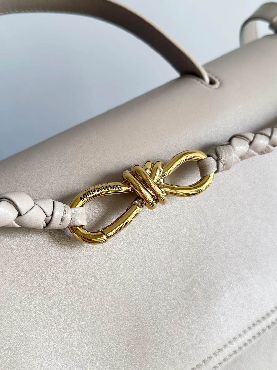 Batch 3160 BottegaVeneta Latest Ciao Ciao Bag Silky cowhide two-way flap handbag with signature twist detail, hidden hook closure, flap can be fastened to the front or attached to the INTRECCIATO woven internal pocket, comes with an adjustable and removable crossbody strap, internal compartment, and also features a zippered pocket. The surprise flap has various shapes. Style 1 - Cover the bag surface, exposing the knot and knot decoration. Style 2 - Place the flap inside the bag. A buckle is also designed. Style 3 - The U-shaped position of the top handle in the hand bag. Style No.: 826195 Size: 42*32*15cm